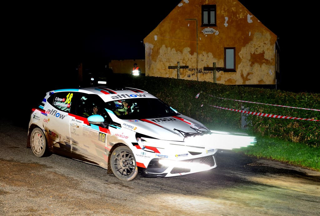 Kasper Nyman Andersen og Claus Kammersgaard på vej mod danmarksmesterskabet i rally i deres Renault Clio Rally 5.
(Foto: Michael Eisenberg)